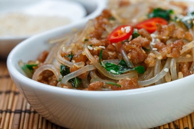 中国菜，淀粉玻璃面(米饭，土豆，豆类)与肉(猪肉或牛肉)，酱油，姜，芝麻，香菜，红辣椒。冷的或热的沙