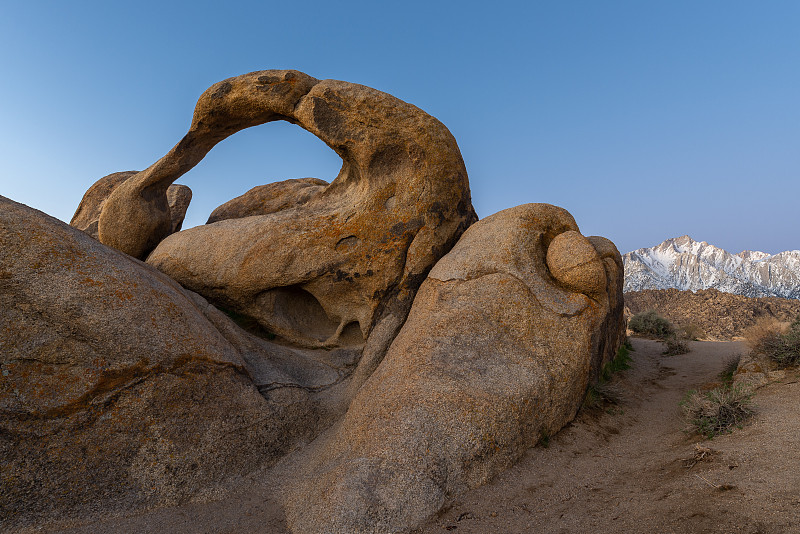 莫比乌斯自然拱门在阿拉巴马山，加利福尼亚州，美国