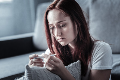 疲惫不安的女人有发烧