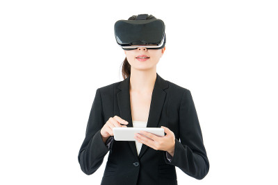 亚洲商务女性使用数字平板电脑控制VR眼镜