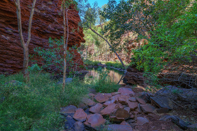在karijini国家公园的weano峡谷徒步旅行，澳大利亚西部
