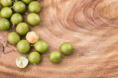 新鲜、成熟、去皮的昆柏果-美耳霉。俯视图