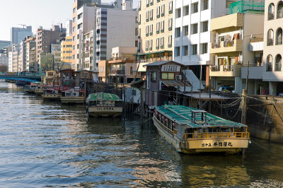 日本的船屋漂浮在河上