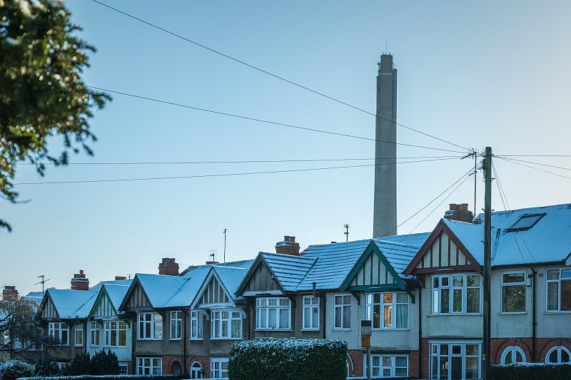 英国，雪下的联排房屋