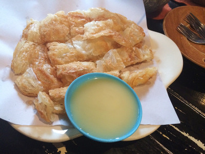 加甜炼乳的扁面包