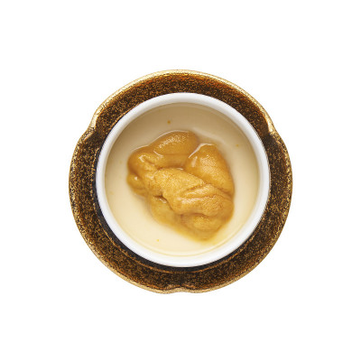 日式蒸蛋，日式蛋奶沙司配海胆，孤立在白色的背景上用剪报路径