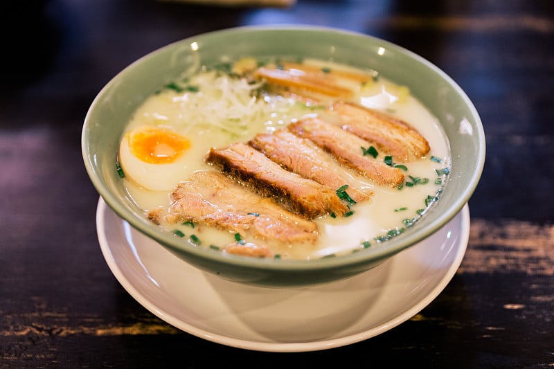 奶油拉面猪骨汤(Tonkotsu Ramen Bone Soup)，配以茶树肉、葱、芽、洋葱、门麻、