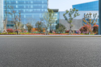 空旷的道路前面的现代建筑