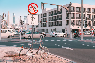 禁止骑自行车在道路上进一步移动的标志