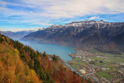 图恩湖(Thunersee)在瑞士因特拉肯附近