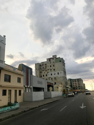 在哈瓦那(La Habana)，加勒比岛国古巴的首都马莱孔街道上的日落风景