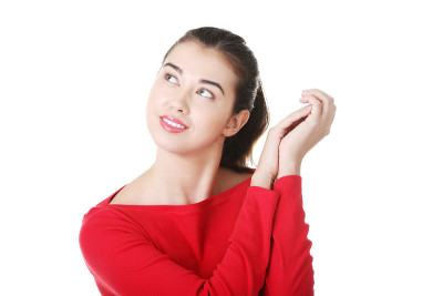 年轻女子抬起头，双手合十。