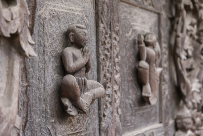 缅甸曼德勒Shwenandaw寺外墙上祈祷人物近景