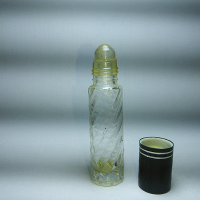 用过的香水瓶，杯尖淡黄白色