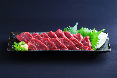 把肉放在盘子里
