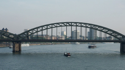 霍亨索伦桥(Hohenzollern Bridge)位于科莱茵河上