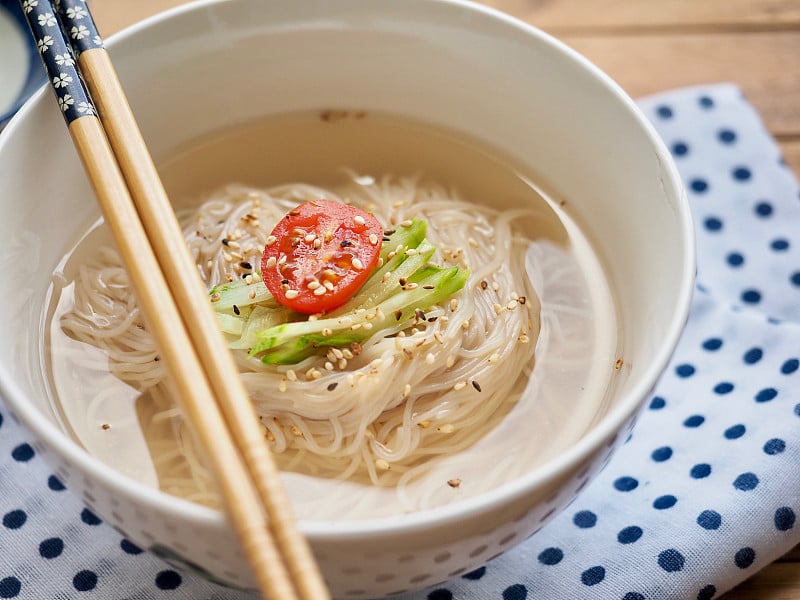 韩国食物冷荞麦面，木能明