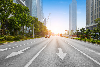 中国深圳的城市道路和现代化办公大楼