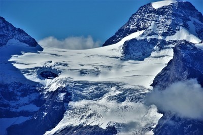 2018年秋季，伯尔尼斯高地上的瑞士山脉少女峰的冰川和雪原正在消退