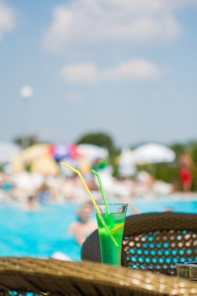 夏日鸡尾酒对散焦背景