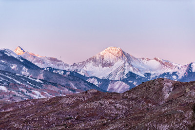 阿斯彭，科罗拉多州的落基山脉，在咆哮的叉谷的秋天，白雪覆盖的Snowmass山