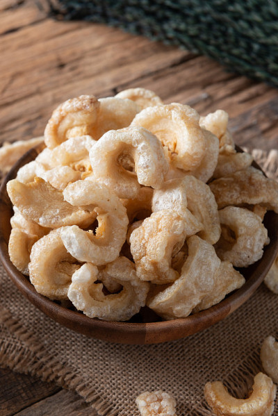 猪皮也被称为chicharon或chicharrones, kab moo