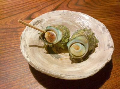 在盘子里煮日本软体动物