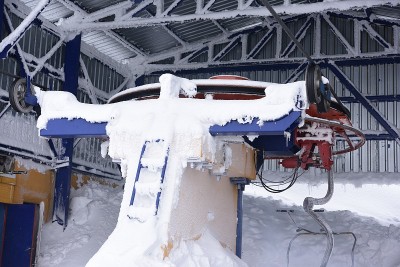 在山上滑雪缆车系统的近景