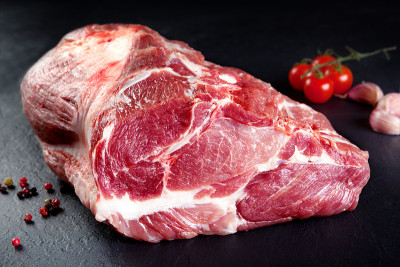 新鲜的生肉。整块红肉