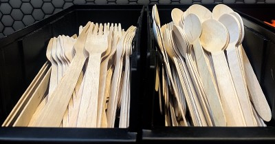 餐厅的木制餐具