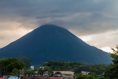 阿雷纳尔火山在科斯塔里拉福图纳村后面呼啸而过