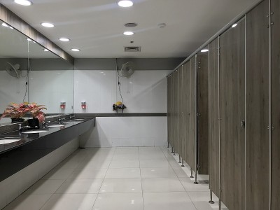 公厕内一排洗脸池