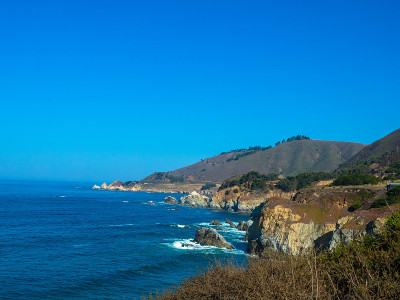 岩石海岸线的全景图在17英里的高速公路1在加利福尼亚