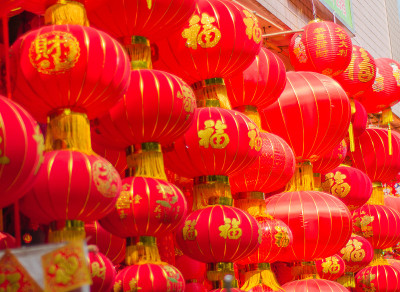 传统的红灯笼是中国新年的装饰。
