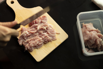 厨师切肉。