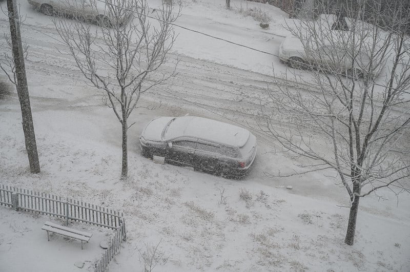 城市里下雪了。