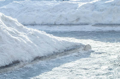 大雪堆清理后的人行道、道路在城市