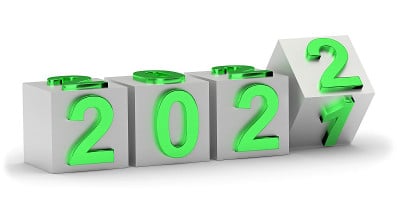 新年假期概念。2022年的立方体取代了2021年