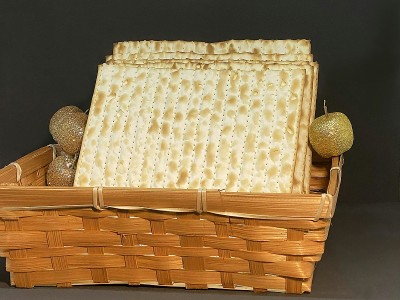 柳条篮子里的Matzot，黑色背景。Pesach-Jewish复活节。在逾越节的筵席。