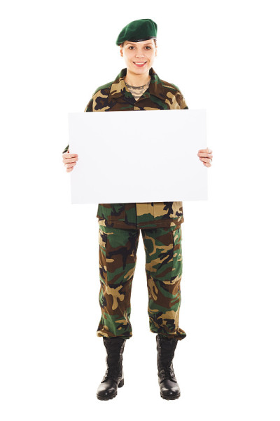 微笑的士兵女孩穿着军装