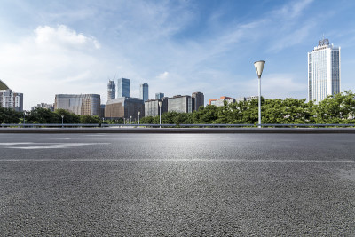 全景天际线和建筑物与空的道路