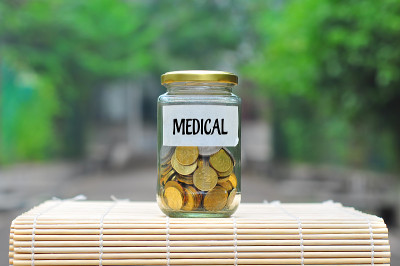硬币在瓶子与标签医疗金融概念