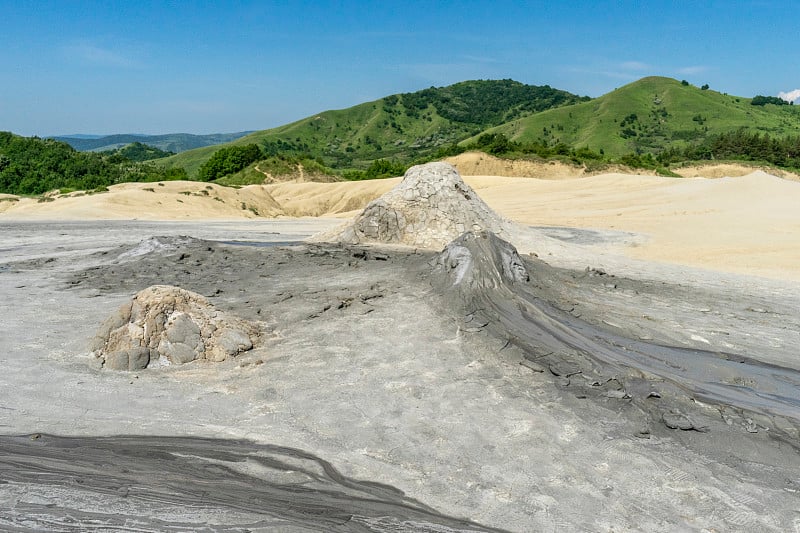 美丽的风景与Berca泥火山在Buzau，罗马尼亚