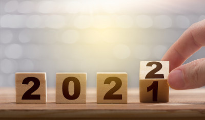 手指从2021年转向2022年。