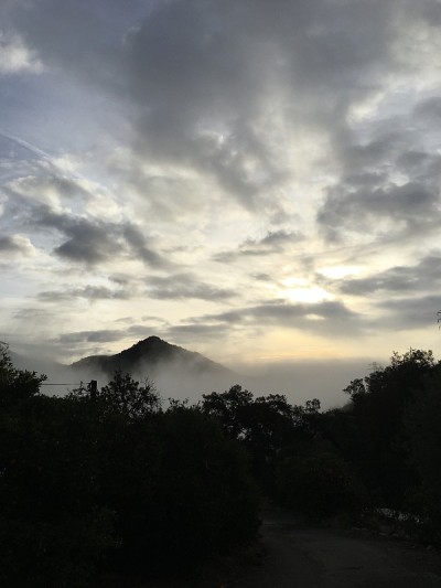 戏剧性的天空，当太阳在雾中从山上升起