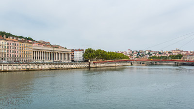 Vieux-Lyon，五颜六色的房子和人行桥