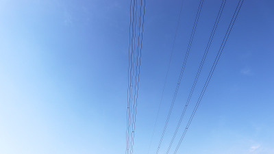 电线对着天空