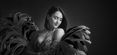 美丽的女人穿着狂欢节的服装，戴着羽毛和人造钻石。