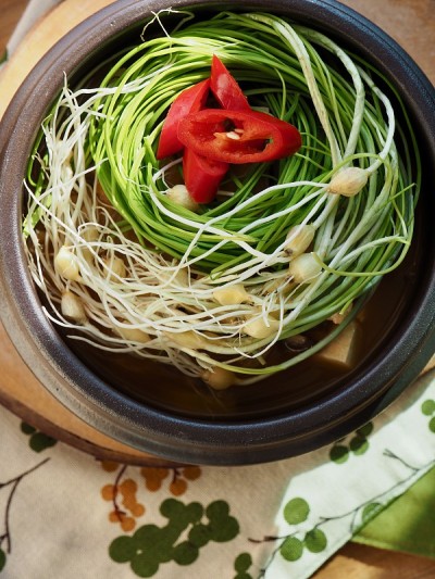 韩国食用野生韭菜豆瓣酱汤