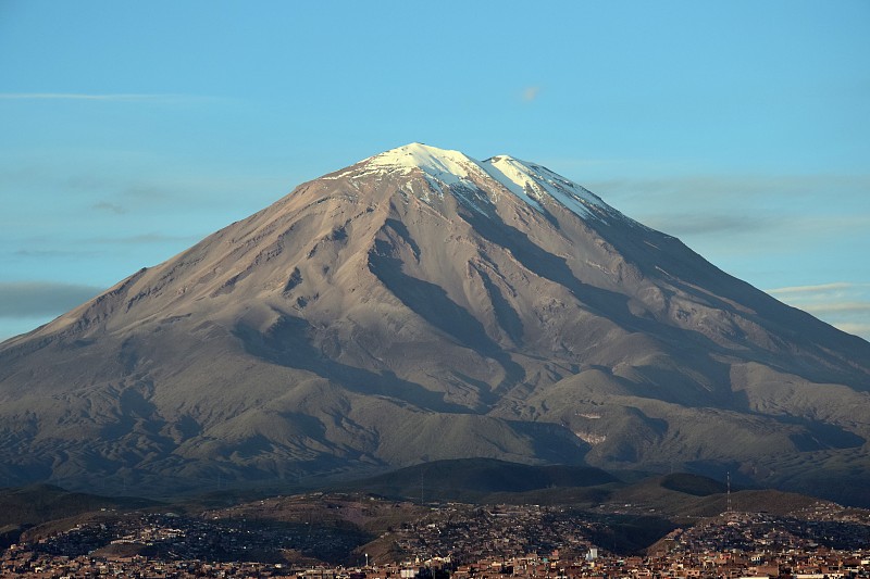 城市上空的火山